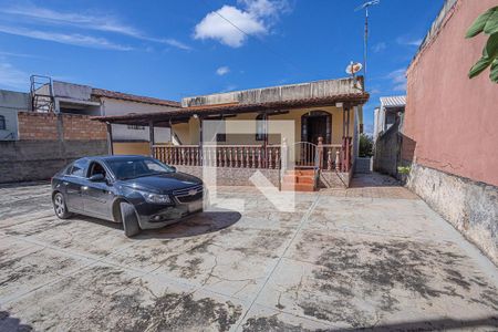 Casa à venda com 610m², 3 quartos e 7 vagas Casa à venda com 610m², 3 quartos e 7 vagasQuintal / Vagas de garagem