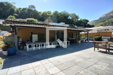 Casa à venda com 650m², 4 quartos e 3 vagas Casa à venda com 650m², 4 quartos e 3 vagasFachada