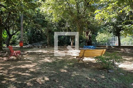 Casa à venda com 650m², 4 quartos e 3 vagas Casa à venda com 650m², 4 quartos e 3 vagasCondomínio