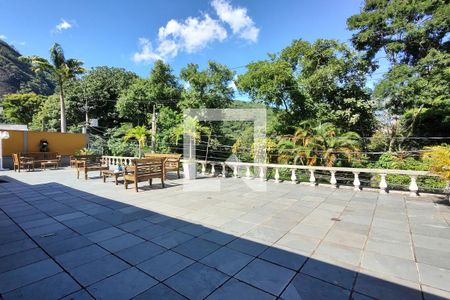Casa à venda com 650m², 4 quartos e 3 vagas Casa à venda com 650m², 4 quartos e 3 vagasQuintal