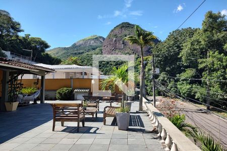 Casa à venda com 650m², 4 quartos e 3 vagas Casa à venda com 650m², 4 quartos e 3 vagasQuintal