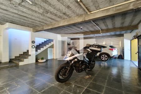 Casa à venda com 650m², 4 quartos e 3 vagas Casa à venda com 650m², 4 quartos e 3 vagasGaragem