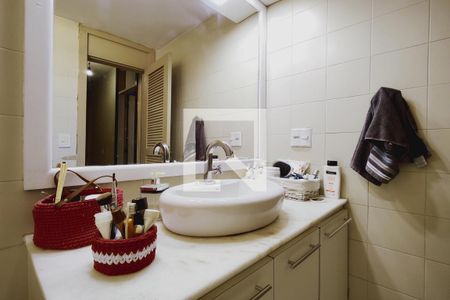 Casa à venda com 650m², 4 quartos e 3 vagas Casa à venda com 650m², 4 quartos e 3 vagasBanheiro Social