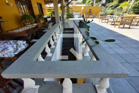 Casa à venda com 650m², 4 quartos e 3 vagas Casa à venda com 650m², 4 quartos e 3 vagasEscada