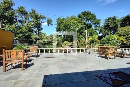 Casa à venda com 650m², 4 quartos e 3 vagas Casa à venda com 650m², 4 quartos e 3 vagasQuintal