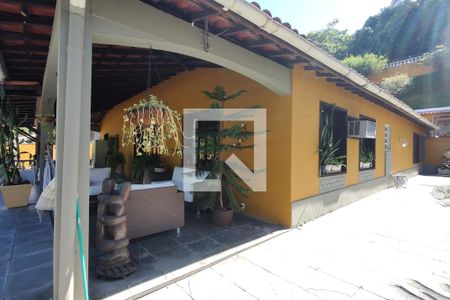 Casa à venda com 650m², 4 quartos e 3 vagas Casa à venda com 650m², 4 quartos e 3 vagasFachada