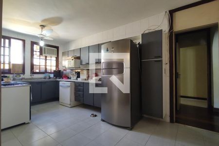 Casa à venda com 650m², 4 quartos e 3 vagas Casa à venda com 650m², 4 quartos e 3 vagasCozinha - Armários