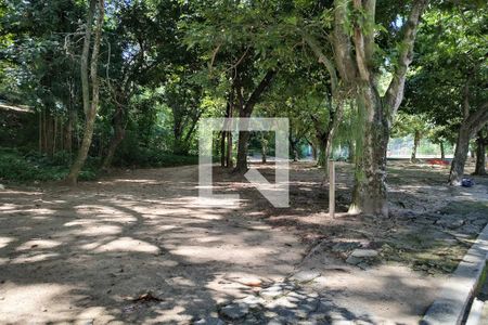Casa à venda com 650m², 4 quartos e 3 vagas Casa à venda com 650m², 4 quartos e 3 vagasCondomínio