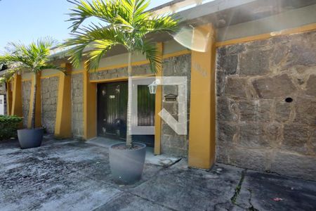 Casa à venda com 650m², 4 quartos e 3 vagas Casa à venda com 650m², 4 quartos e 3 vagasFachada