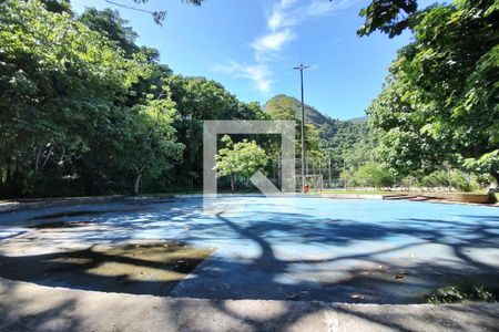 Casa à venda com 650m², 4 quartos e 3 vagas Casa à venda com 650m², 4 quartos e 3 vagasCondomínio