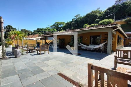 Casa à venda com 650m², 4 quartos e 3 vagas Casa à venda com 650m², 4 quartos e 3 vagasFachada