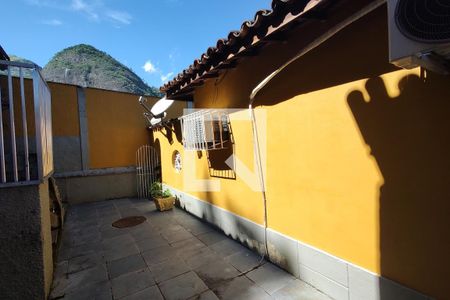 Casa à venda com 650m², 4 quartos e 3 vagas Casa à venda com 650m², 4 quartos e 3 vagasFachada Fundos