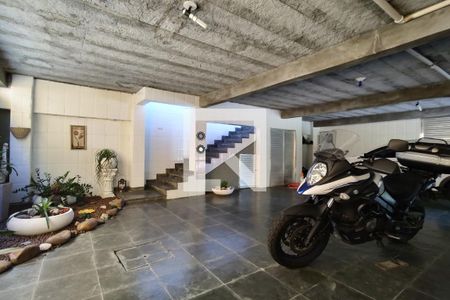 Casa à venda com 650m², 4 quartos e 3 vagas Casa à venda com 650m², 4 quartos e 3 vagasGaragem