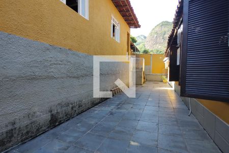 Casa à venda com 650m², 4 quartos e 3 vagas Casa à venda com 650m², 4 quartos e 3 vagasFundos Casa