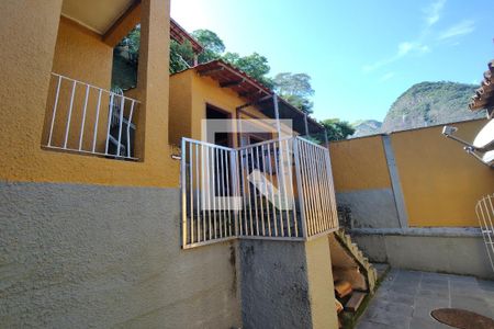 Casa à venda com 650m², 4 quartos e 3 vagas Casa à venda com 650m², 4 quartos e 3 vagasEdícula