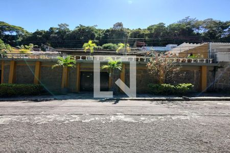 Casa à venda com 650m², 4 quartos e 3 vagas Casa à venda com 650m², 4 quartos e 3 vagasFachada