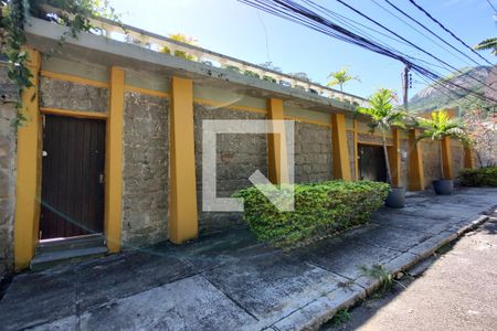 Casa à venda com 650m², 4 quartos e 3 vagas Casa à venda com 650m², 4 quartos e 3 vagasFachada