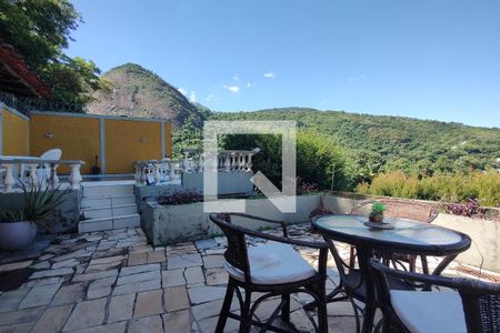 Casa à venda com 650m², 4 quartos e 3 vagas Casa à venda com 650m², 4 quartos e 3 vagasÁrea Livre
