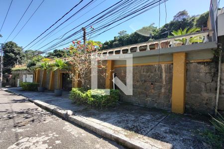 Casa à venda com 650m², 4 quartos e 3 vagas Casa à venda com 650m², 4 quartos e 3 vagasFachada