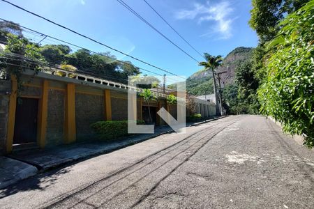 Casa à venda com 650m², 4 quartos e 3 vagas Casa à venda com 650m², 4 quartos e 3 vagasFachada