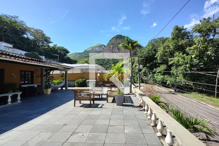 Casa à venda com 650m², 4 quartos e 3 vagas Casa à venda com 650m², 4 quartos e 3 vagasQuintal