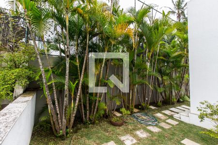 Casa de condomínio à venda com 1100m², 5 quartos e 6 vagasQuintal