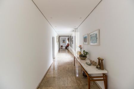 Casa de condomínio à venda com 1100m², 5 quartos e 6 vagasCorredor