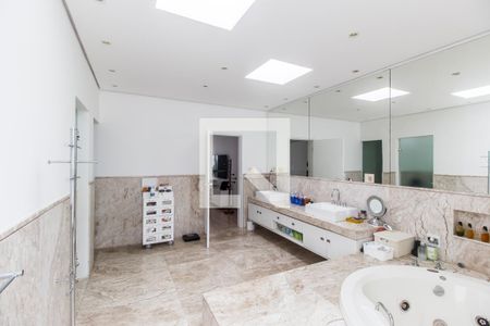 Casa de condomínio à venda com 1100m², 5 quartos e 6 vagasBanheiro da Suíte