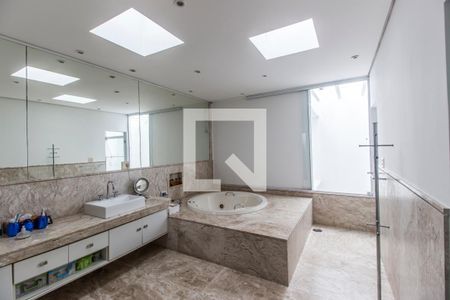 Casa de condomínio à venda com 1100m², 5 quartos e 6 vagasBanheiro da Suíte