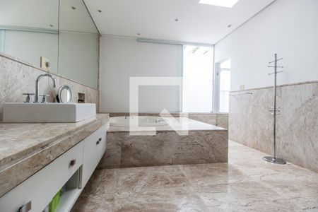 Casa de condomínio à venda com 1100m², 5 quartos e 6 vagasBanheiro da Suíte