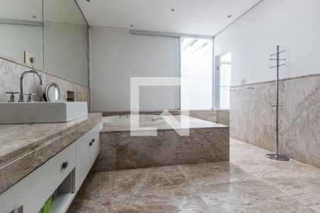 Casa de condomínio à venda com 1100m², 5 quartos e 6 vagasBanheiro da Suíte