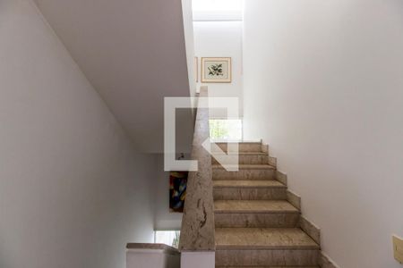 Casa de condomínio à venda com 1100m², 5 quartos e 6 vagasEscada