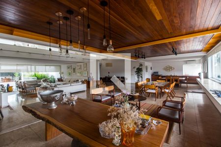 Casa de condomínio à venda com 1100m², 5 quartos e 6 vagasSala