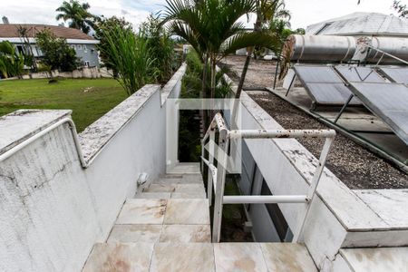Casa de condomínio à venda com 1100m², 5 quartos e 6 vagasEscada