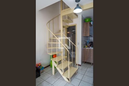 Casa de condomínio para alugar com 73m², 2 quartos e 1 vagaEscada