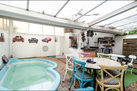 Casa de condomínio à venda com 270m², 4 quartos e 3 vagasPiscina