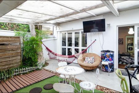 Casa de condomínio à venda com 270m², 4 quartos e 3 vagasQuintal