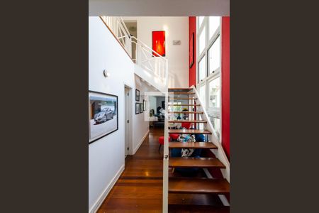 Casa de condomínio à venda com 270m², 4 quartos e 3 vagasEscadas