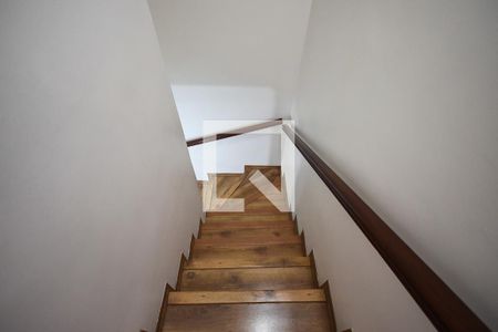 Escada de casa à venda com 2 quartos, 147m² em Parque Pinheiros, Taboão da Serra
