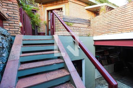 Casa para alugar com 350m², 3 quartos e 2 vagasEscada para o 1º andar