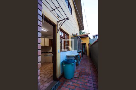 Casa para alugar com 350m², 3 quartos e 2 vagasÁrea de serviço / corredor lateral externo