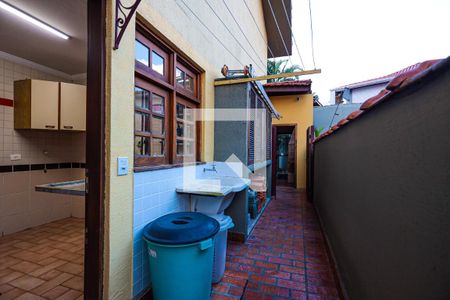 Casa para alugar com 350m², 3 quartos e 2 vagasÁrea de serviço / corredor lateral externo