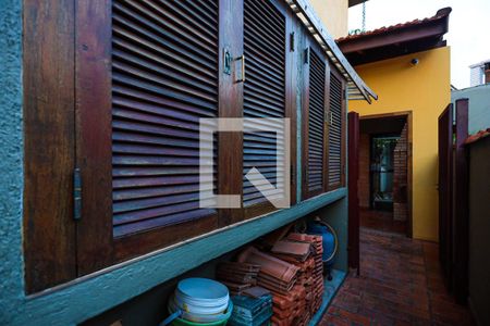 Casa para alugar com 350m², 3 quartos e 2 vagasCorredor lateral externo - detalhes