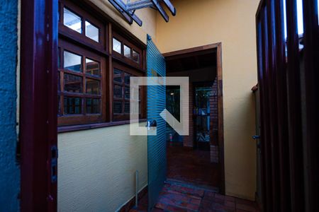 Casa para alugar com 350m², 3 quartos e 2 vagasCorredor lateral externo - detalhes
