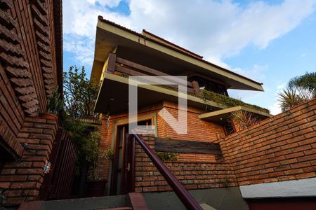 Casa para alugar com 350m², 3 quartos e 2 vagasVista da escada para o 1º andar