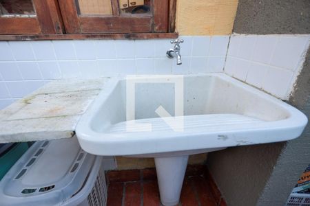Casa para alugar com 350m², 3 quartos e 2 vagasÁrea de serviço / corredor lateral externo - detalhes