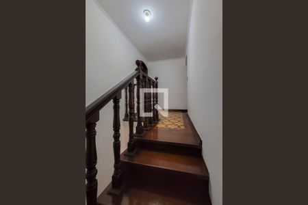 Casa à venda com 212m², 3 quartos e 2 vagasEscada