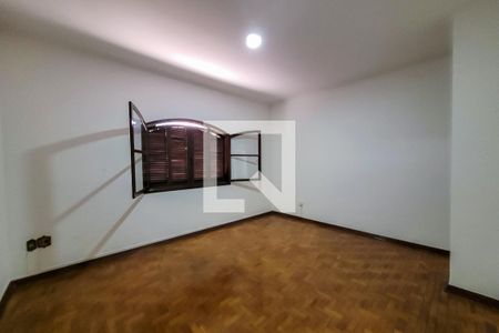 Casa à venda com 212m², 3 quartos e 2 vagasSuíte