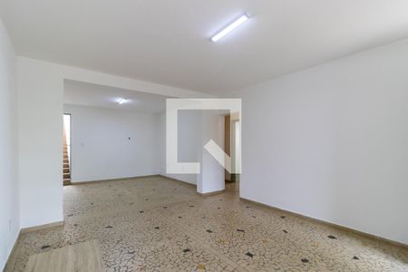 Casa à venda com 233m², 4 quartos e 2 vagas Casa à venda com 233m², 4 quartos e 2 vagasPiso inferior - Sala