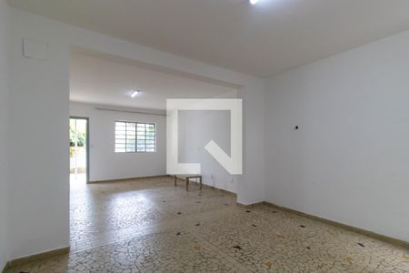 Casa à venda com 233m², 4 quartos e 2 vagas Casa à venda com 233m², 4 quartos e 2 vagasPiso inferior - Sala
